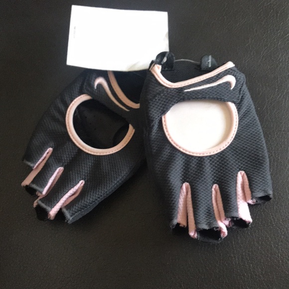 Nike women’s fitness gloves - Picture 2 of 3